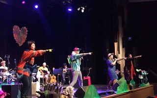 Kulturskolans rockbuss ker p skolgrdsturn