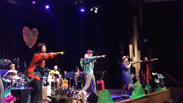 Kulturskolans rockbuss ker p skolgrdsturn