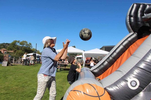 100 r vid Kungsbackan  mnga ville fira btsllskapet