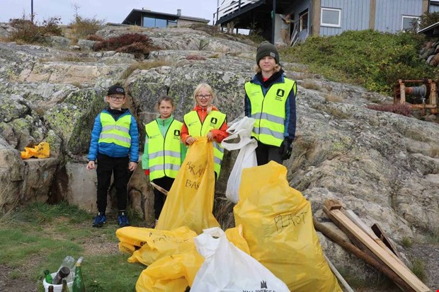 Simmare samlade skrp p stranden