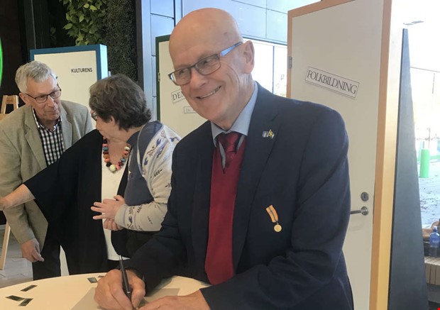 Kommuntoppar skrev under demokratideklaration