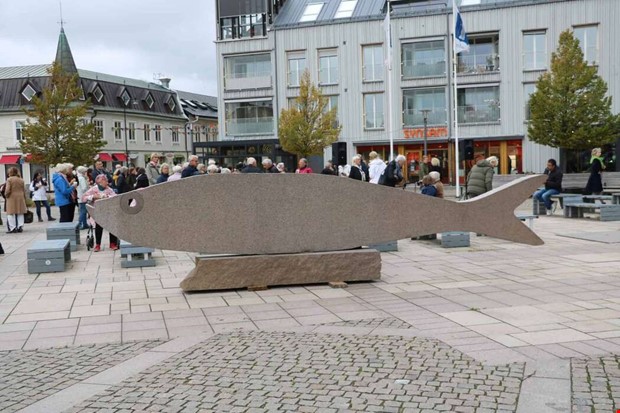 Torget fylls av stenskulpturer