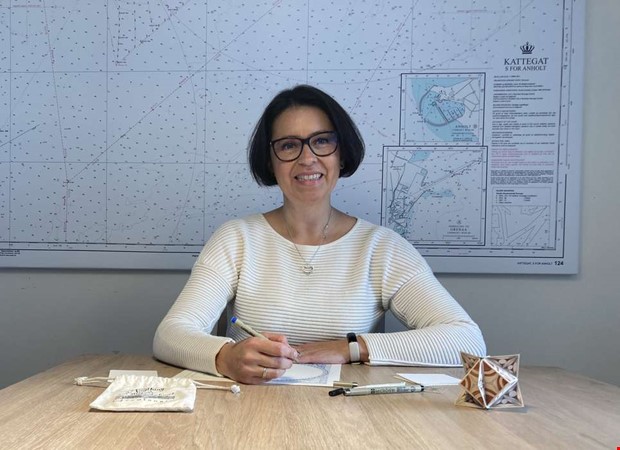 Claudia finner lugnet i tecknandet