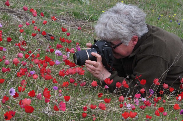 Kristina jagar oknytt med kameran