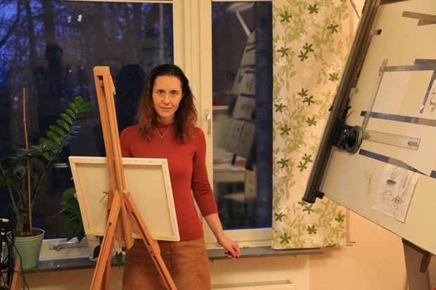 Amina utforskar materialen