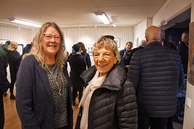 Festlig vernissage med mnga beskare