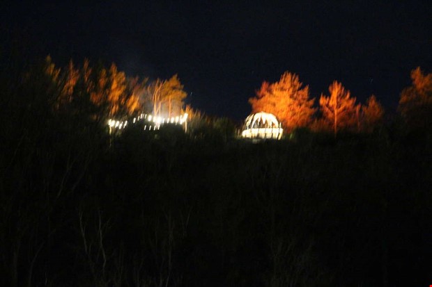 Ljusinstallation mot v�ld