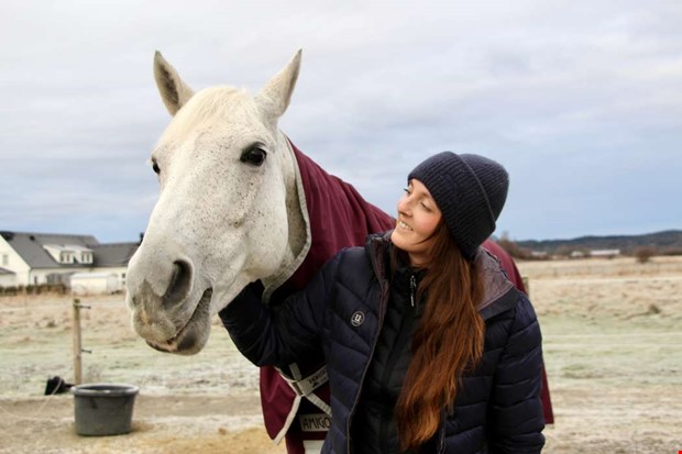 Fotograferande och ridning livsn�dv�ndiga f�r Natalie 