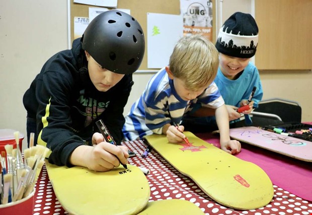 Mlande skejtare stller ut