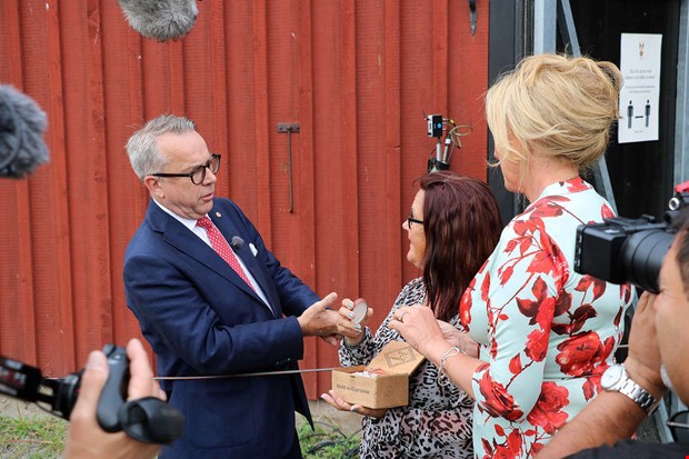 Smycke vrderat till miljoner p Tjolholm