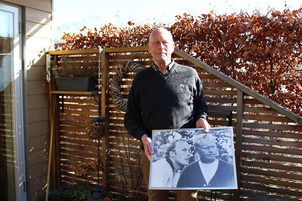 Aktiv jubilar med mnga bollar i luften