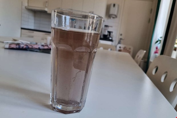 Rost och mangan bakom brunt vatten 