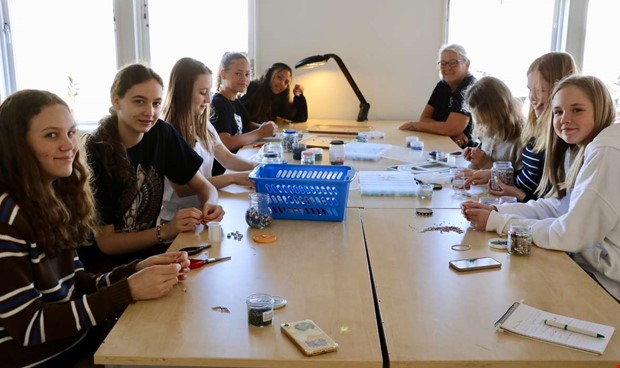 Unga fixade med unika smycken till p�sk