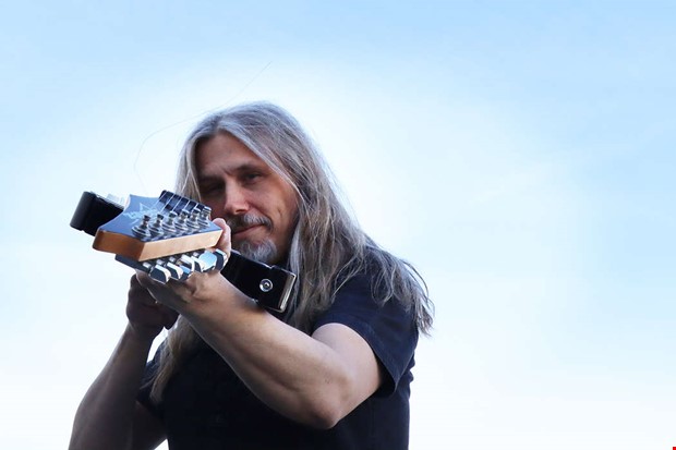 Elgitarren en viktig del av Henriks liv