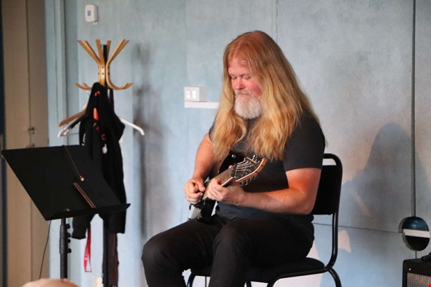 Gitarrfrossa p Fyren