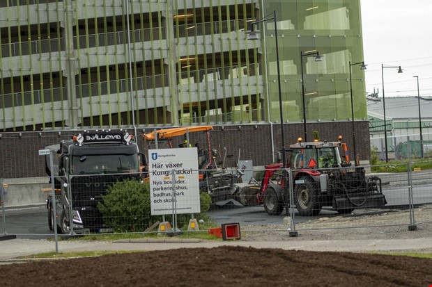 Nu byggs parkeringsplatser runt P-huset