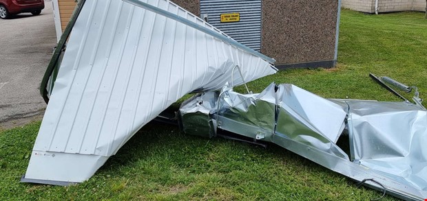 Bil körde in i garagelänga Bil körde in i garagelänga