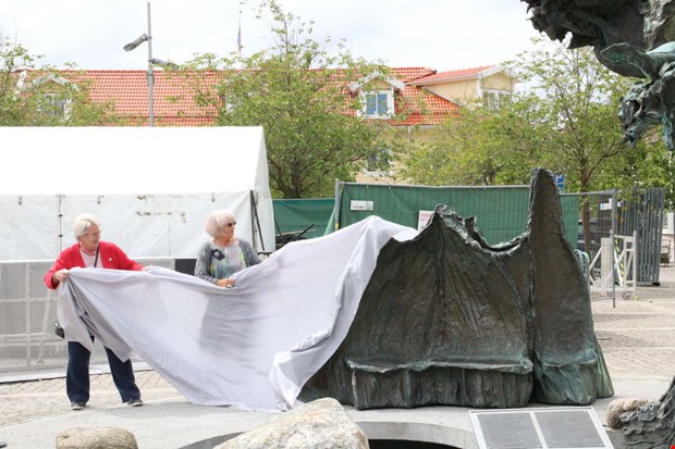 Livets trd har terstllts  invigdes p torget