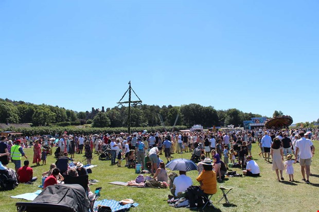 Soligt midsommarfirande på Tjolöholm