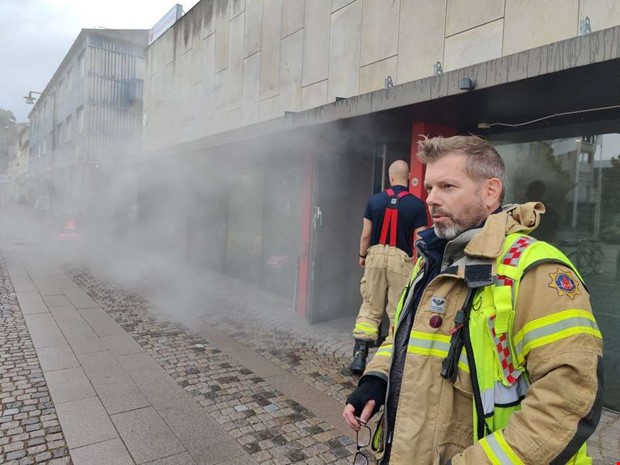 Rök utan eld vid torget när brandmännen övade Rök utan eld vid torget när brandmännen övade