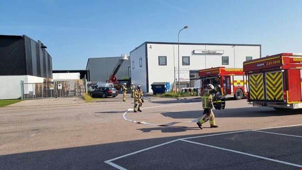 Rddningstjnsten larmades till brand i bilverkstad