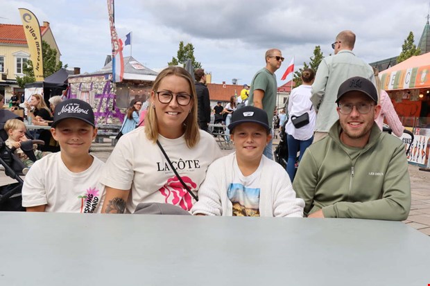 Internationell mat lockar till torget