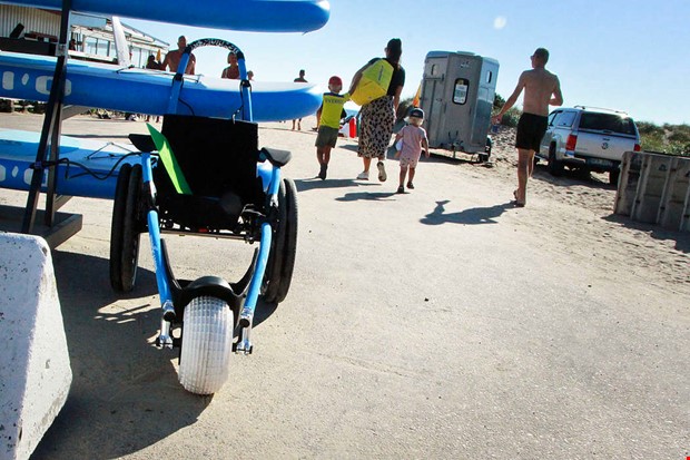 Första badrullstolen på plats Första badrullstolen på plats