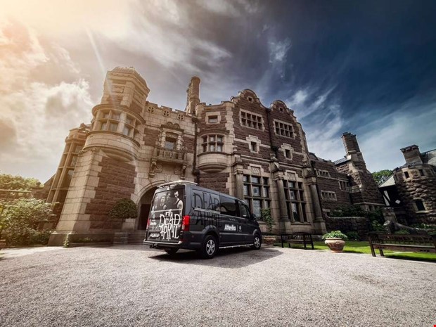 Känt band spelade in musikvideo på Tjolöholm Känt band spelade in musikvideo på Tjolöholm