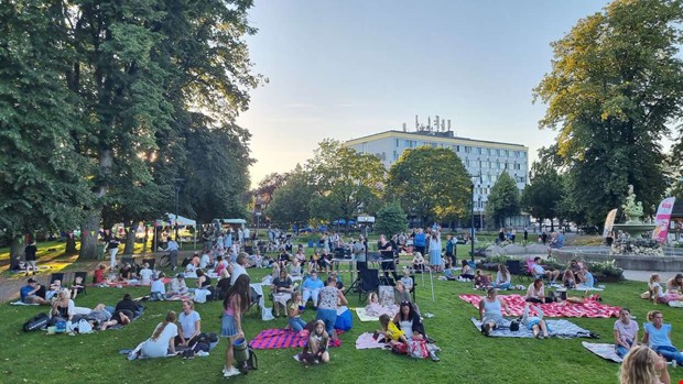 Smockat med folk i Badhusparken 