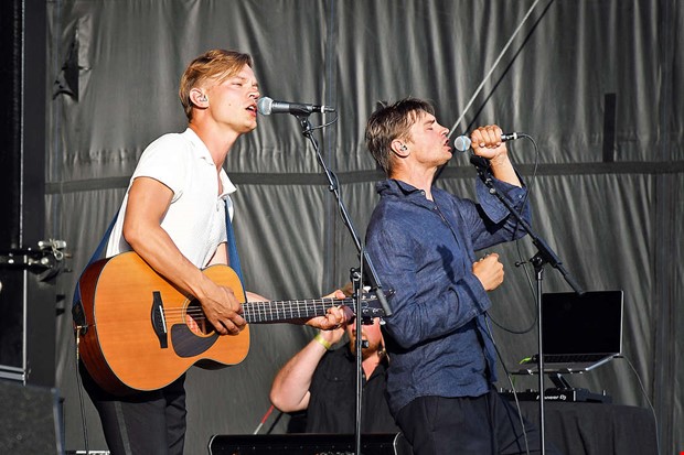 Folkfest n�r popul�ra br�derna underh�ll