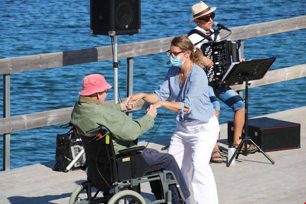 Spnstiga pensionrer dansade p bryggan