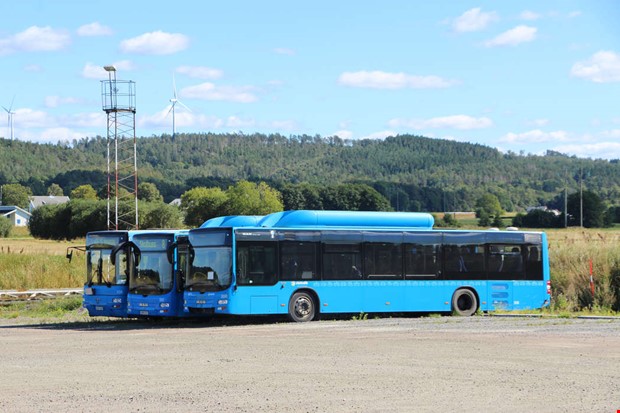 Elever blir sena nr fullsatt buss kr frbi