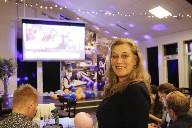 Moderaterna sitter skert - kvar vid makten