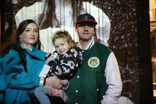 Svartvit vaggvisa tog plats p husfasaden