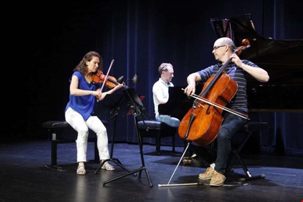 Kungsbacka Piano Trio g�star Sl�ps kyrka