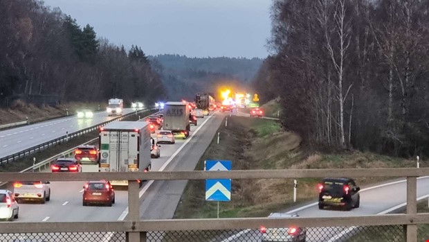 Olycka på E6 - långa köer i morgontrafiken Olycka på E6 - långa köer i morgontrafiken