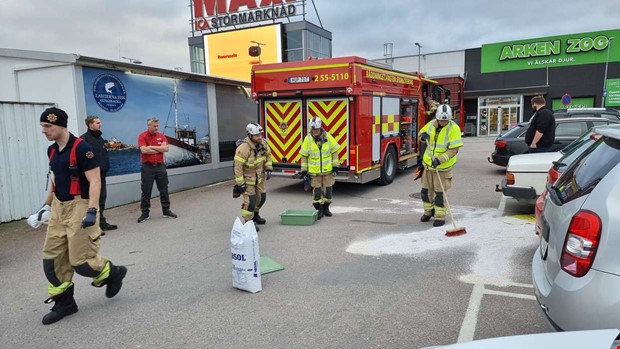 Läckage från personbil på Ica Maxi Läckage från personbil på Ica Maxi
