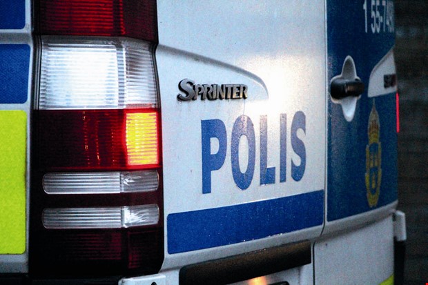Kastade sten på polisen Kastade sten på polisen