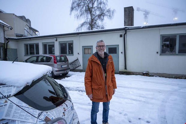 Jens visar bilder frn Norra Hallands tryckeri