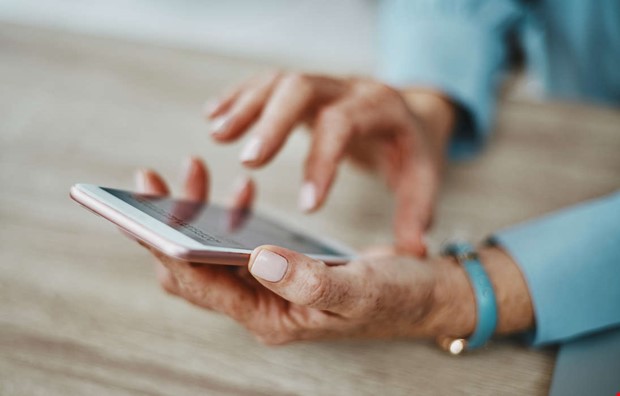 83-åriga Berit blev lurad på 45 000 kronor 83-åriga Berit blev lurad på 45 000 kronor