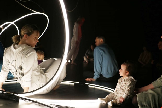 Bebisarna fascinerades av dansteater Bebisarna fascinerades av dansteater