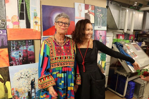 Stolta lrare och familjemedlemmar p konstutstllning