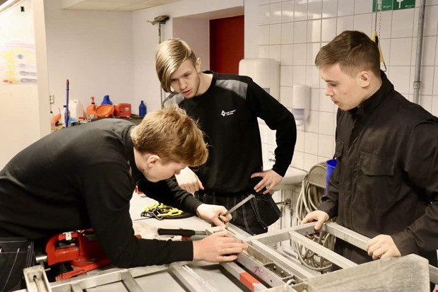 Elevernas uppdrag: Fixa polisens kravallstaket