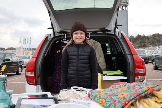 Många fyndade på bakluckeloppis Många fyndade på bakluckeloppis