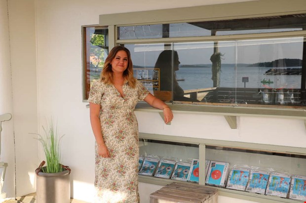 21-riga Elin satsar p strandkiosk i sommar 