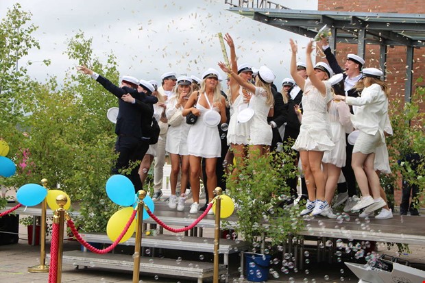 Då springer studenterna på de olika skolorna ut Då springer studenterna på de olika skolorna ut