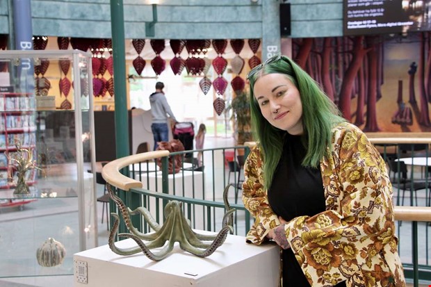 Keramikelever stller ut p Fyren