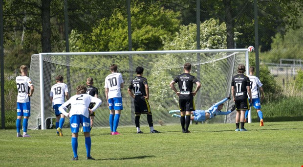 Ribbskott p straff rddade segern till sa