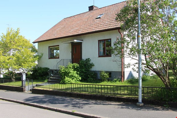 Hus från 50-talet med tidstypiska detaljer