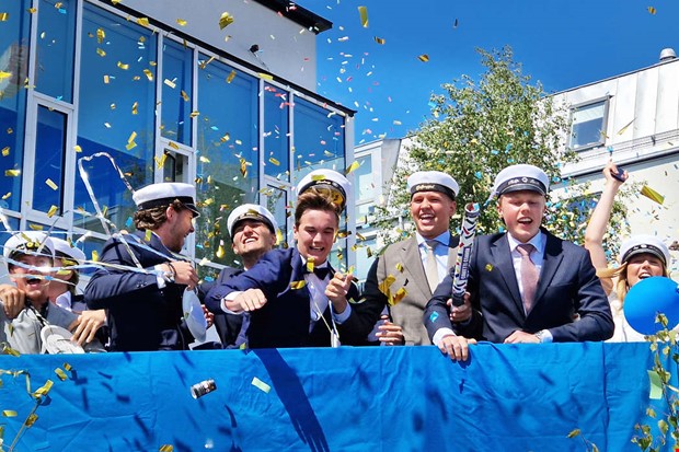 ntligen fest  studenterna firade rejlt